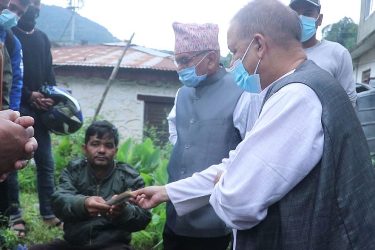 तम्घासका पहिरो पीडित परिवारलाई रेसुङ्गा नगरपालिकाको ३० हजार सहयोग