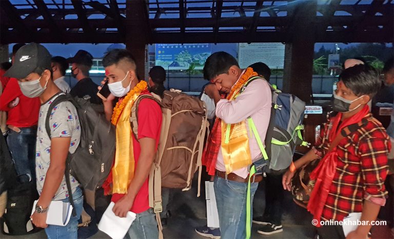 महामारीले रोकेन श्रमिक, दैनिक २५ सय नेपाली विदेशिंदै