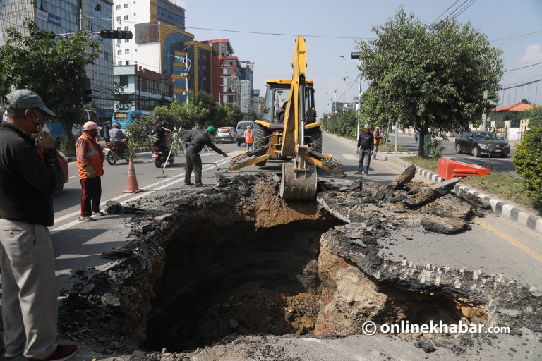 बानेश्वरको सडकमा खाल्डो !