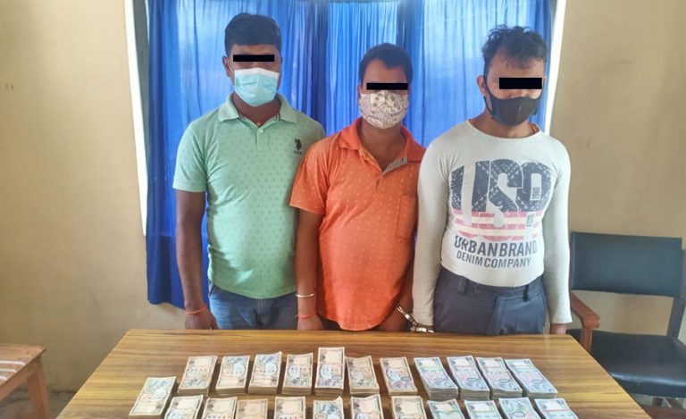 स्रोत नखुलेको साढे १५ लाख रकमसहित वीरगञ्जबाट तीन जना पक्राउ