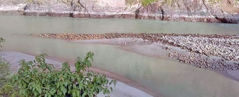 बाजुरामा सुक्खा पहिरो, कर्णाली नदी थुनियो