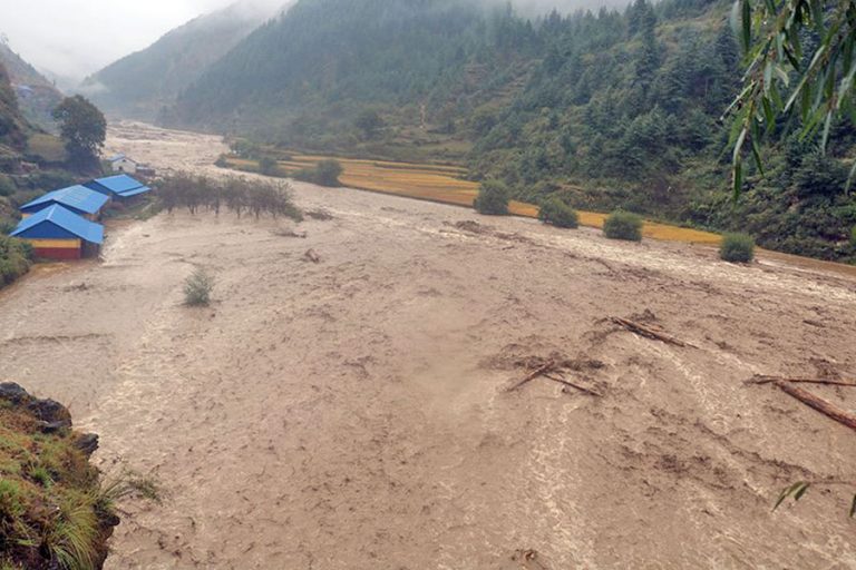 अपडेट : बाढीपहिरोबाट ७७ जनाको मृत्‍यु, २६ जना बेपत्ता