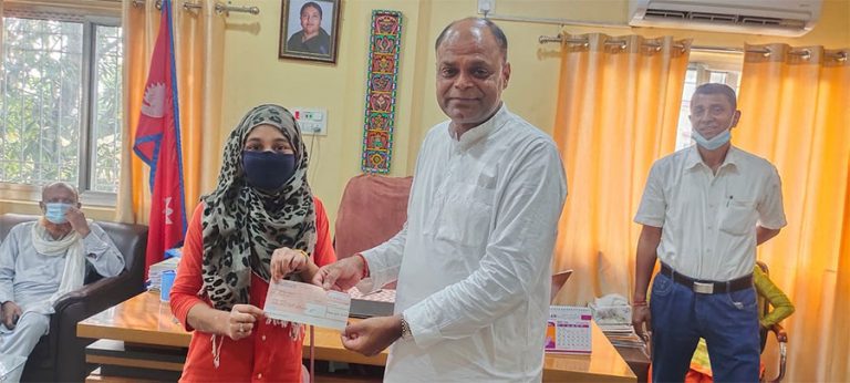 मेयर कल्याणकारी कोषबाट मुस्कानलाई २ लाख रुपैयाँ सहयोग