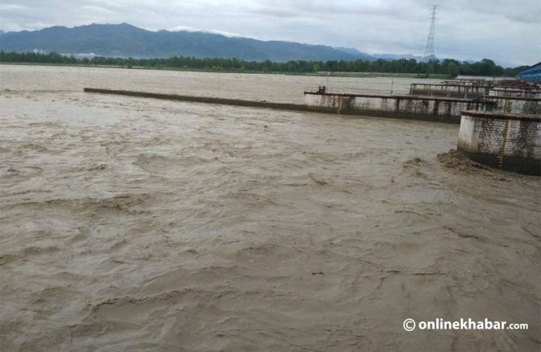 महाकाली नदीले खतराको तह नाघेपछि शारदा ब्यारेजका सबै ढोका खोलिए