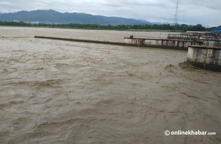 महाकालीको बाढीले खतराको सतह नाघ्यो, शारदा ब्यारेजमा आवागमन बन्द