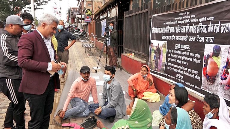 माइतीघर पुगेर धर्ना बसेका महिलासँग महिला र मुस्लिम आयोगका अध्‍यक्षले गरे भेट