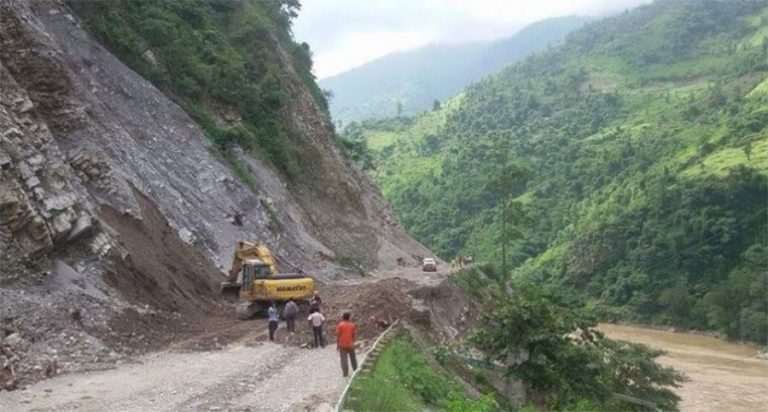 वर्षाका कारण आठ सडक अवरुद्ध