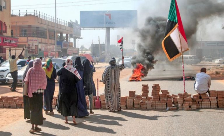 सुडानमा सैन्य ‘कू’ : सरकार विघटन, संकटकाल घोषणा