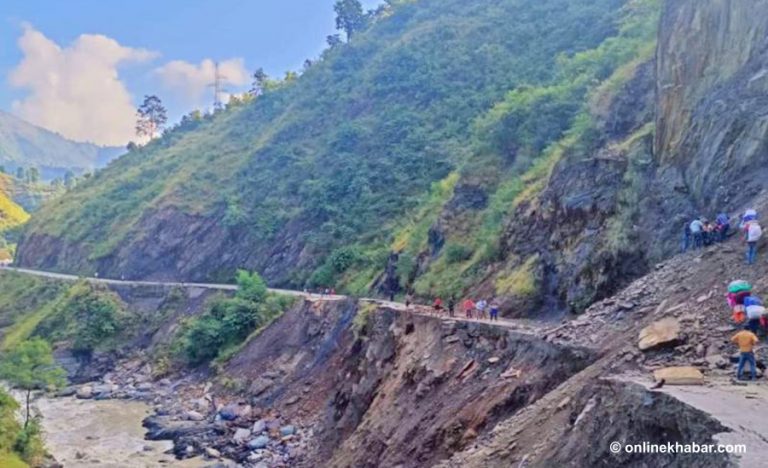 सुदूरपश्चिममा पहिरोले बिगारेका सडक अझै खुलेनन्