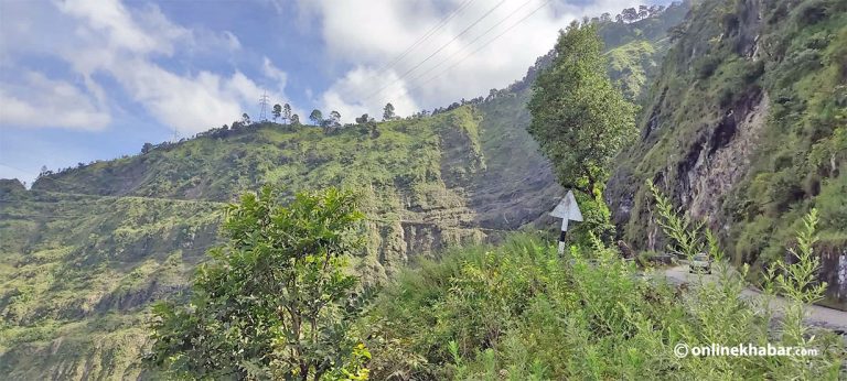 पहिरोले भीमदत्त राजमार्ग अवरुद्ध