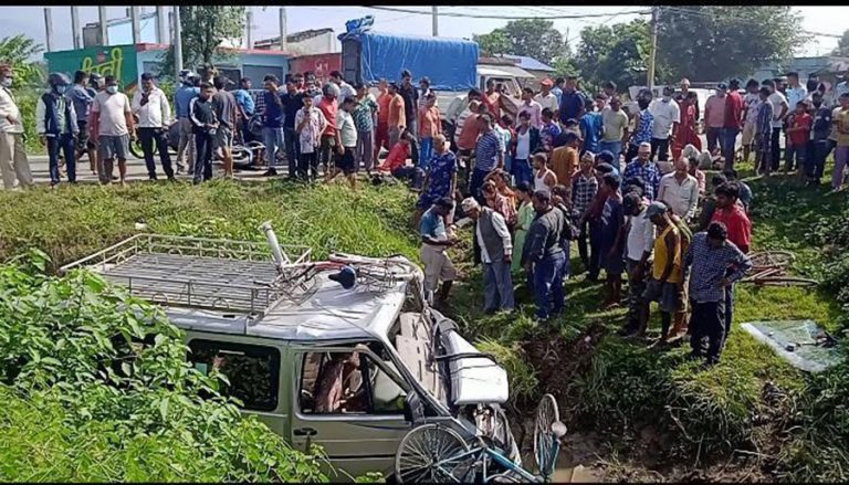 कैलालीमा विङ्गर र मोटरसाइकल ठोक्किदा १२ जना घाइते