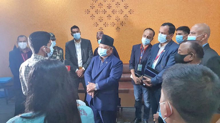 विमानस्थलको छड्के अनुगमनमा पुगे पर्यटनमन्त्री आले