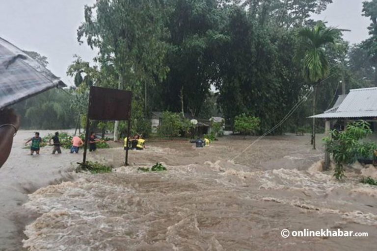 बाढीले सडक बगाउँदा धनकुटा भेडेटार सडक अवरुद्ध