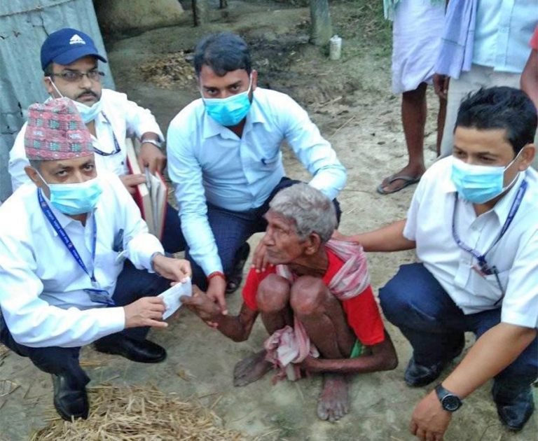 अपाङ्गता भएका ७३ वर्षीय बौवालाललाई घरमै पुगेर सिडिओले दिए नागरिकता