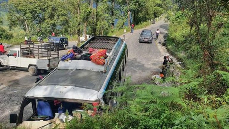 सिन्धुपाल्चोकमा बस दुर्घटना हुँदा ३५ जना घाइते