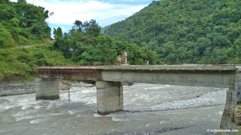 कास्कीका पुल निर्माण : म्याद सकियो, काम अधुरै !