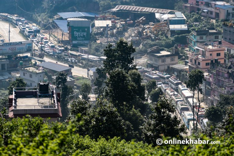 राजमार्गमा लेन अनुशासन मिचिंदा घण्टौं जाम