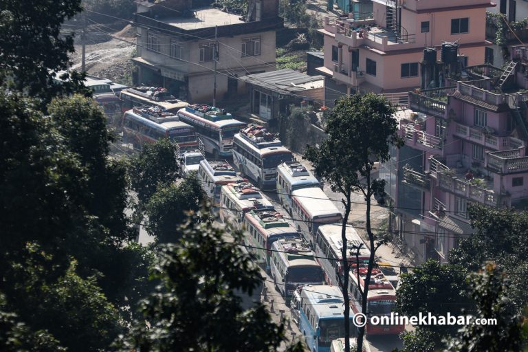 एमाले महाधिवेशनमा जाने सवारीको चापले नागढुंगामा जाम