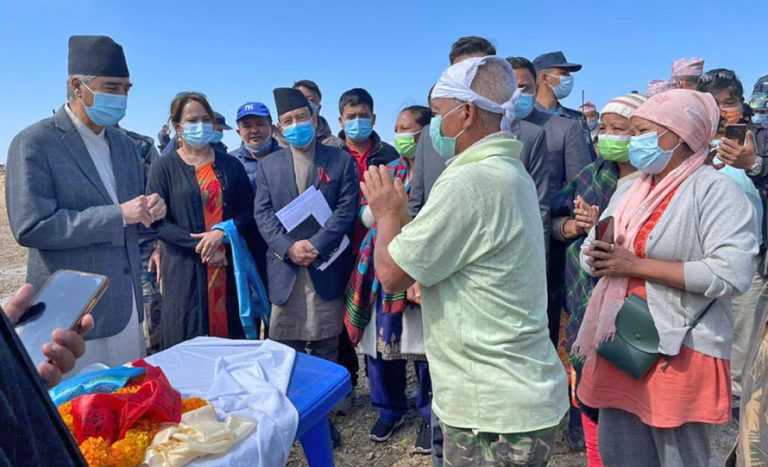 इलाममा प्रधानमन्त्रीले भेटे बाढीपहिरोबाट मृतकको परिवार