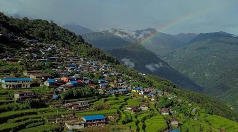 सिक्लेस गाउँमा पर्यटकलाई स्वागत गर्न भ्याइनभ्याइ