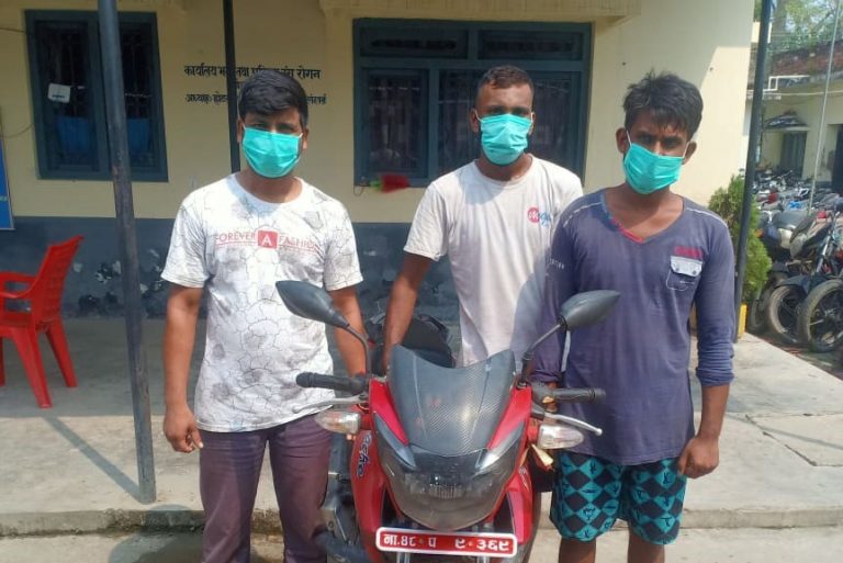 चोरीको मोटरसाइकलसहित वीरगञ्जबाट ३ जना पक्राउ