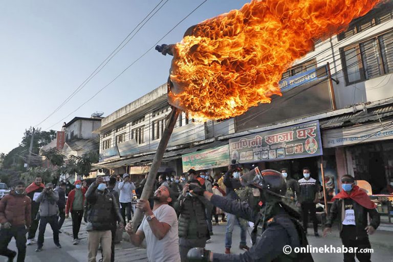 इन्धनको मूल्यवृद्धिको विरोधमा प्रधानमन्त्रीको पुत्ला दहन