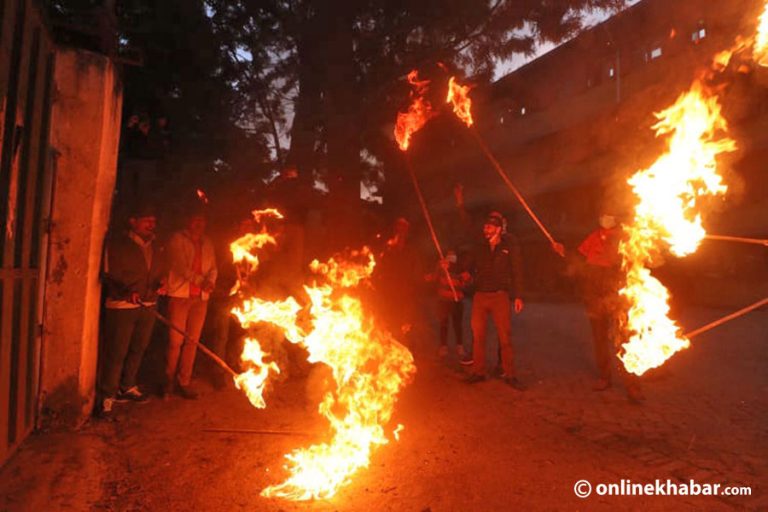 इन्धनको मूल्य वृद्धिविरुद्ध अनेरास्ववियूले निकाल्यो मसाल जुलुस