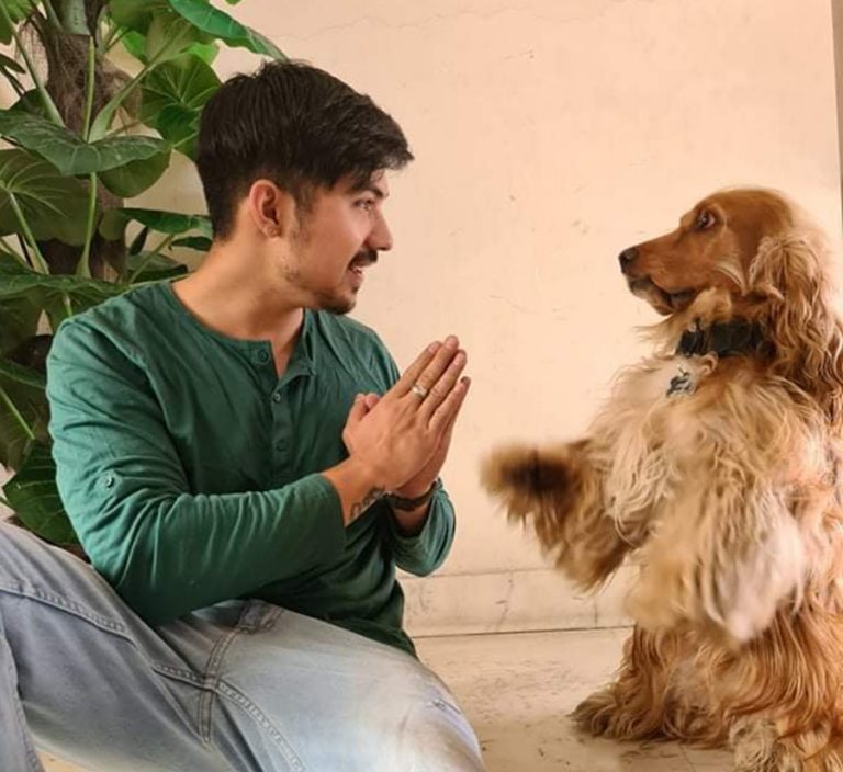 कलाकारको कुकुरप्रेम, अनमोल भन्छन्- कुकरले गर्ने स्वागतले सबै टेन्सन हट्छ