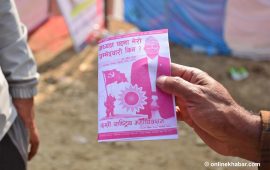 भीम रावलको पर्चा बाँड्नेहरुलाई एमाले स्वयंसेवकले बाहिर निकाले