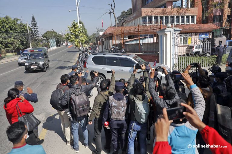 मूलगेटमा कानुन व्यवसायीको धर्ना, वैकल्पिक बाटोबाट सर्वोच्च पुगे प्रधानन्यायाधीश