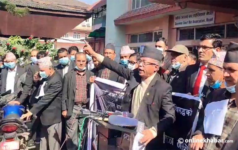 प्रधानन्यायाधीश जबरालाई रोक्न आइतबार पनि धर्ना दिने नेपाल बारको घोषणा