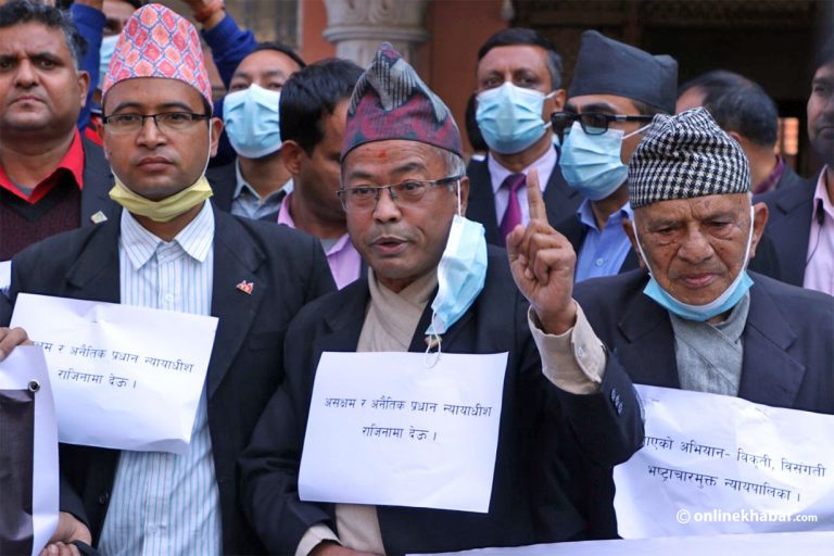 प्रहरीको बल प्रयोगबाट बार अध्यक्ष श्रेष्ठसहित १२ जना घाइते
