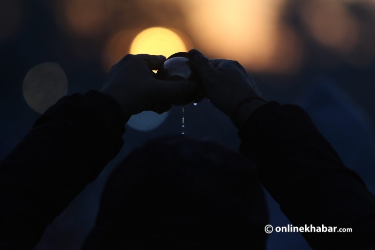 उदाउँदो सूर्यलाई अर्घ्य दिएर छठको समापन गरिंदै, मधेश प्रदेशमा बिदा 