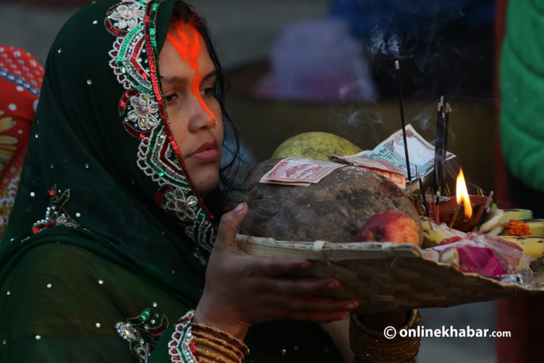 छठको मुख्य दिन आज, अस्ताउँदो सूर्यको पूजा गरिँदै