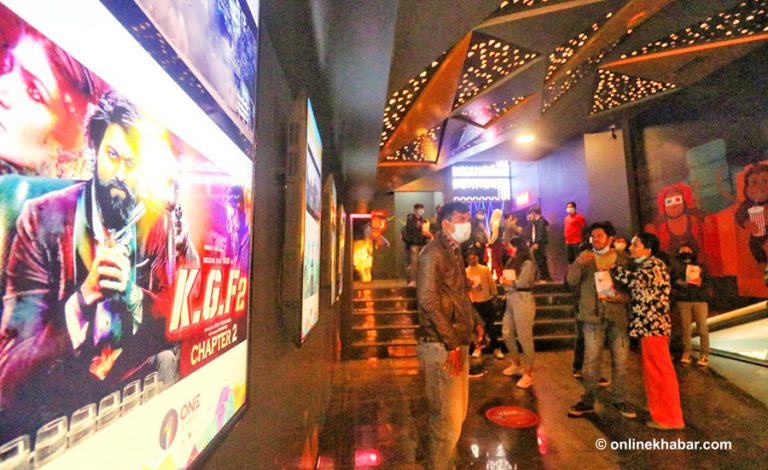 सिनेमा हलमा हिन्दी र अंग्रेजी फिल्मकै दबदबा