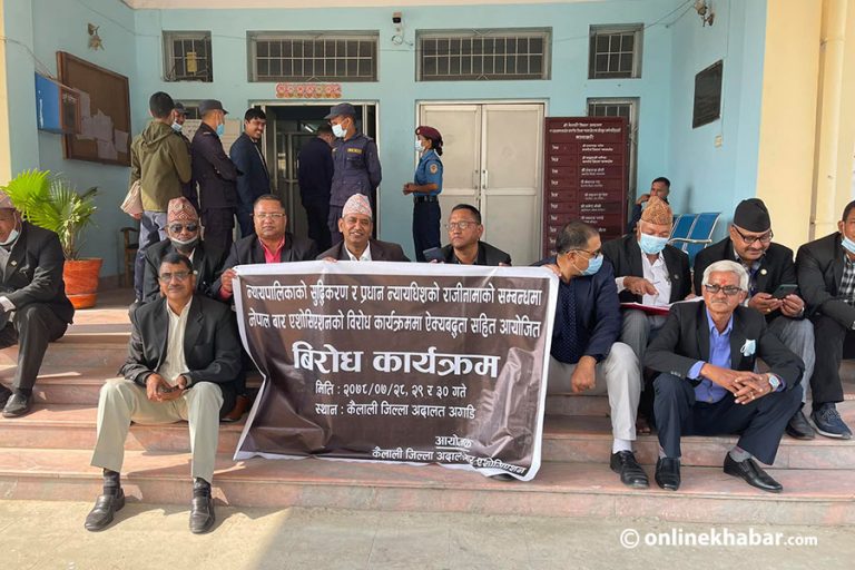 प्रधानन्यायाधीशको राजीनामा माग्दै सुदूरपश्चिममा पनि कानुन व्यवसायीको प्रदर्शन