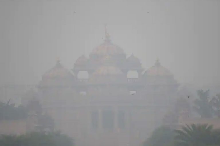 प्रदूषित धुवाँले ढाकियो दिल्ली, वायुको गुणस्तर ‘निकै खराब’