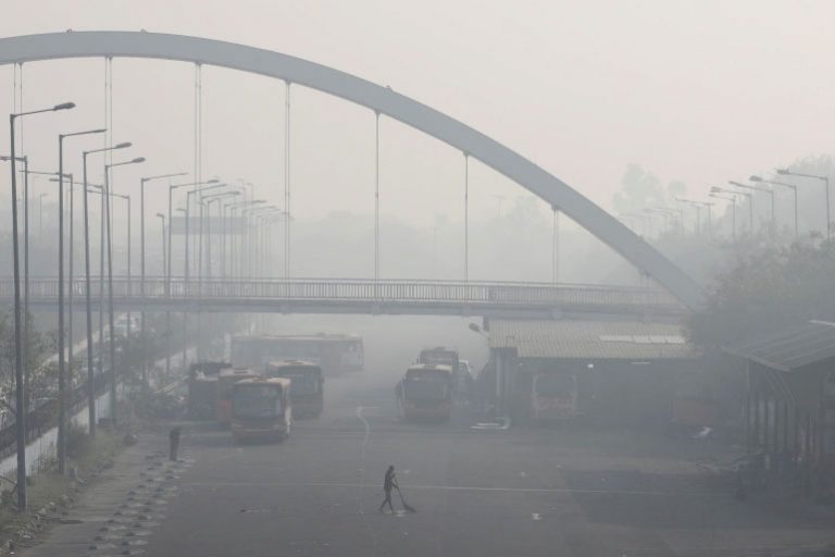 वायु प्रदूषणका कारण दिल्लीका विद्यालय अनिश्चितकालसम्‍म बन्द