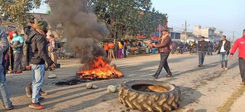 कैलालीमा ८ घण्टादेखि पूर्वपश्चिम राजमार्ग अवरुद्ध
