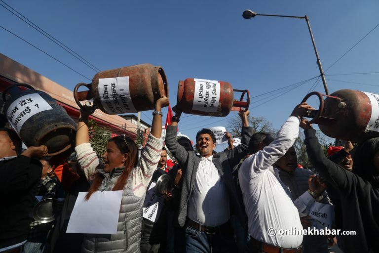 मूल्यवृद्धिको विरोधमा ग्यास सिलिण्डरसहित प्रदर्शन