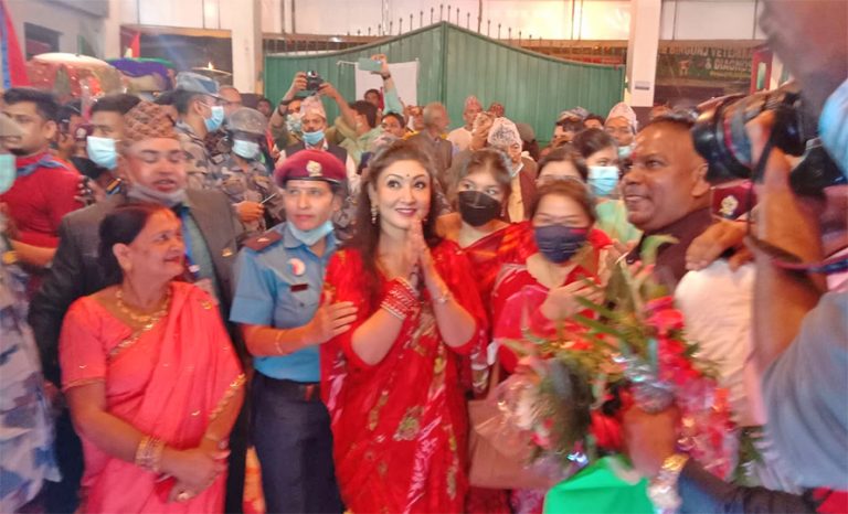 वीरगञ्जको छठघाटमा पुगिन् हिमानी शाह