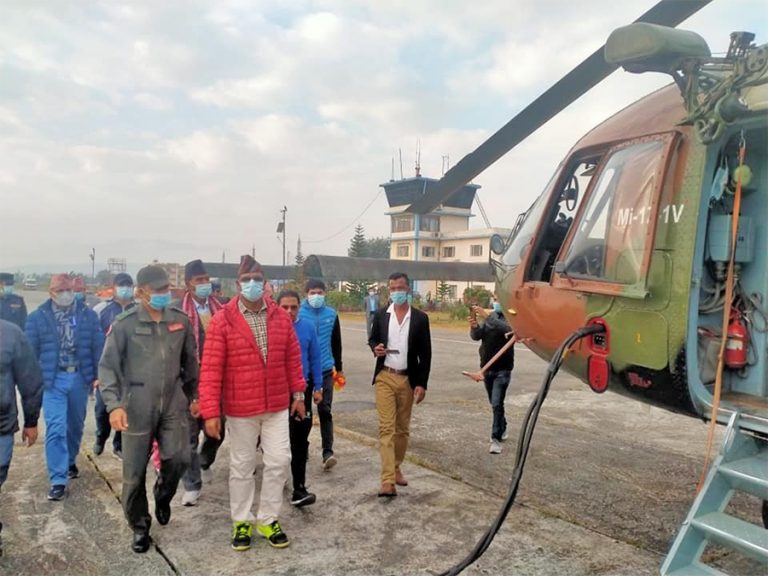 आगलागी पीडितका लागि राहत लिएर मुगु पुगे मुख्यमन्त्री शाही