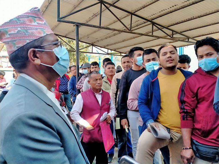 यातायात कार्यालयमा कर्णालीका मुख्यमन्त्री शाहीको छड्के