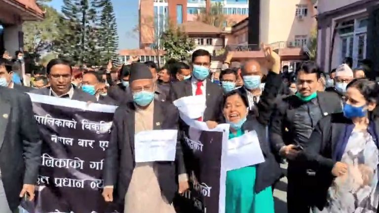 प्रधानन्यायाधीशविरुद्ध कानून व्यवसायीको नारा– झ्यालबाट नहेर, राजीनामा देऊ