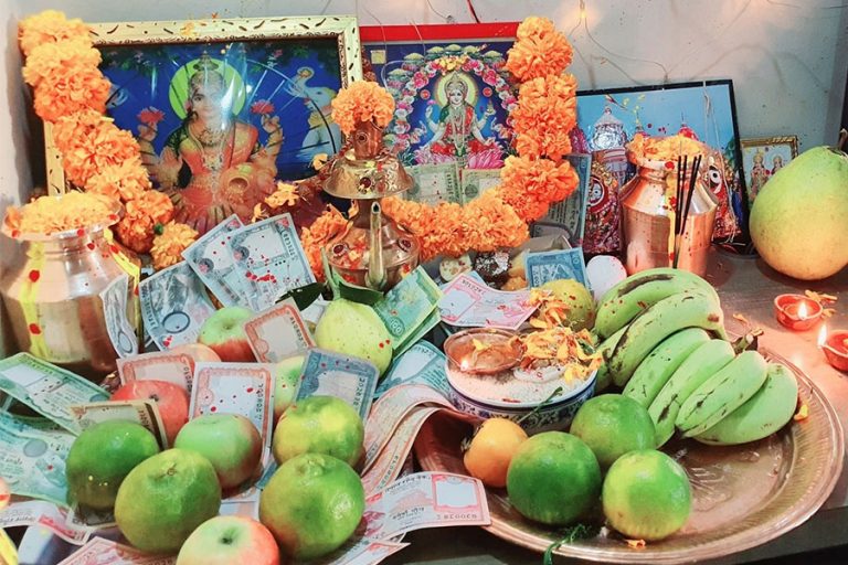 कुकुर तिहार र लक्ष्मीपूजा आज एकै दिन