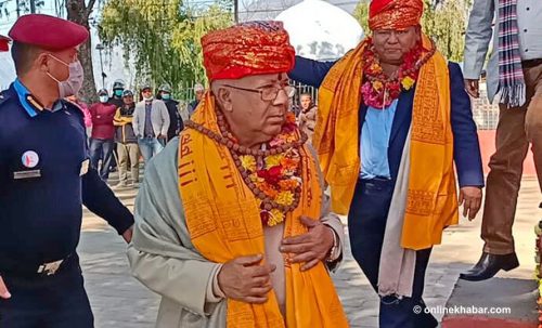 पूर्वप्रधानमन्त्री नेपाल डोटीका धार्मिक स्थल भ्रमणमा