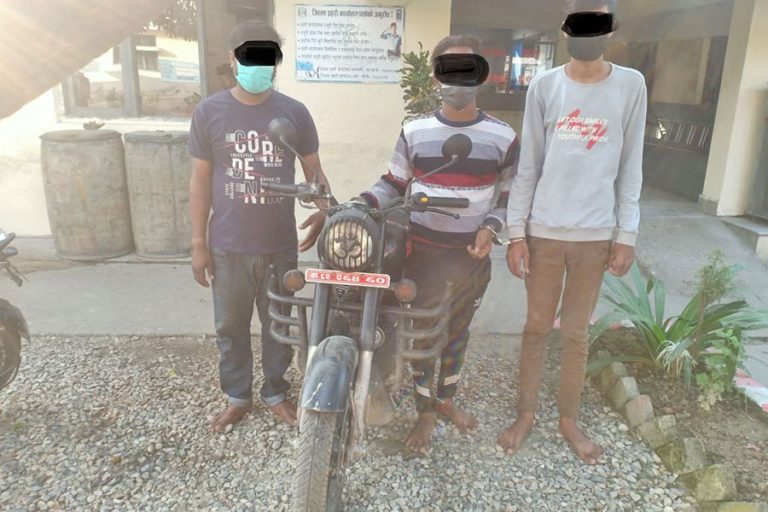 मोटरसाइकल चोरी गरेको आरोपमा पर्साबाट तीनजना पक्राउ
