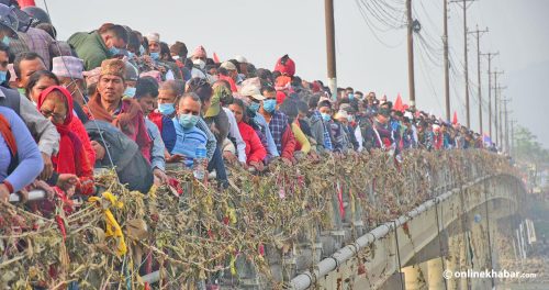 चितवनको नारायणी पुलमा मान्छेको ताँती (फोटो फिचर)