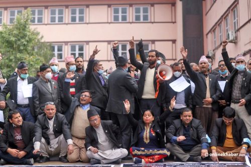 सर्वोच्चमा कानुन व्यवसायीको धर्ना निरन्तर