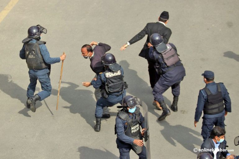 सर्वोच्च परिसरमा कानून व्यवसायी र प्रहरीबीच घम्साघम्सी